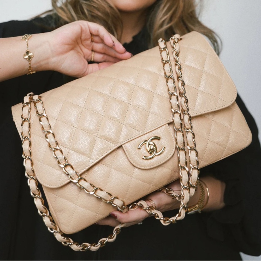 ❤️❤️ Chanel
Classic Iridescent Jumbo Double Flap Bag❤️❤️